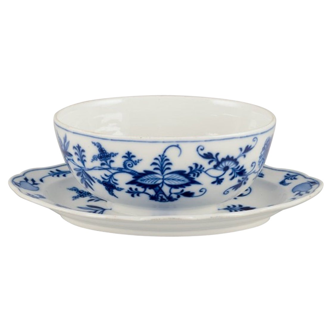 Meissen, Alemania. Salsera grande de porcelana con motivos Blue Onion.