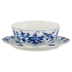 Meissen, Alemania. Salsera grande de porcelana con motivos Blue Onion.