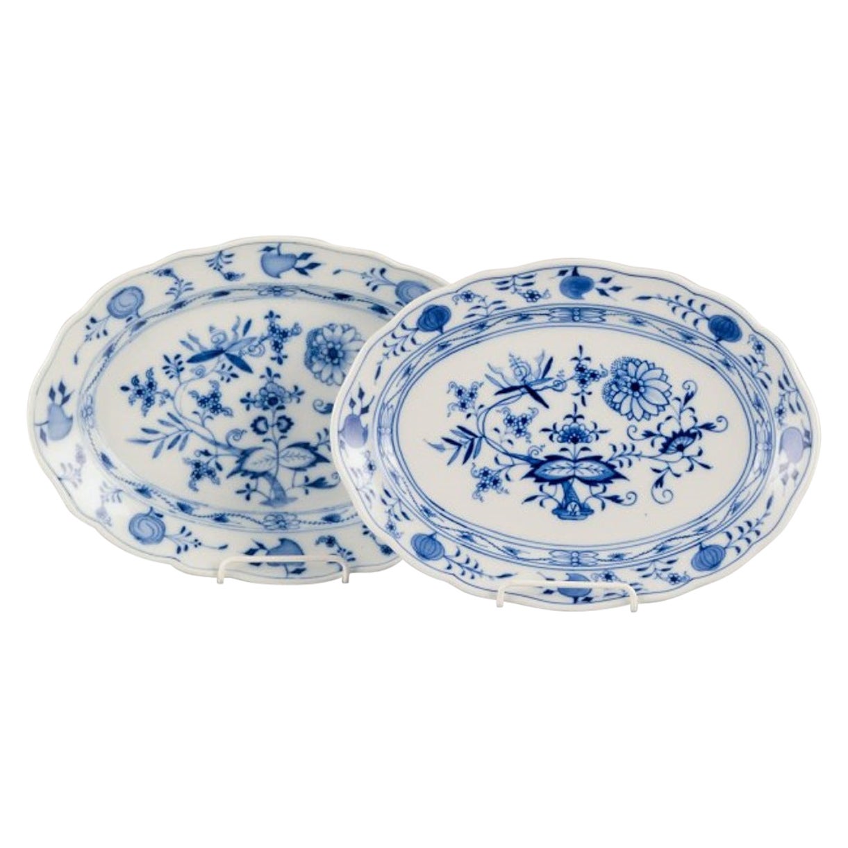Meissen, Germania. Modello Blue Onion. Due piatti da portata ovali in porcellana.