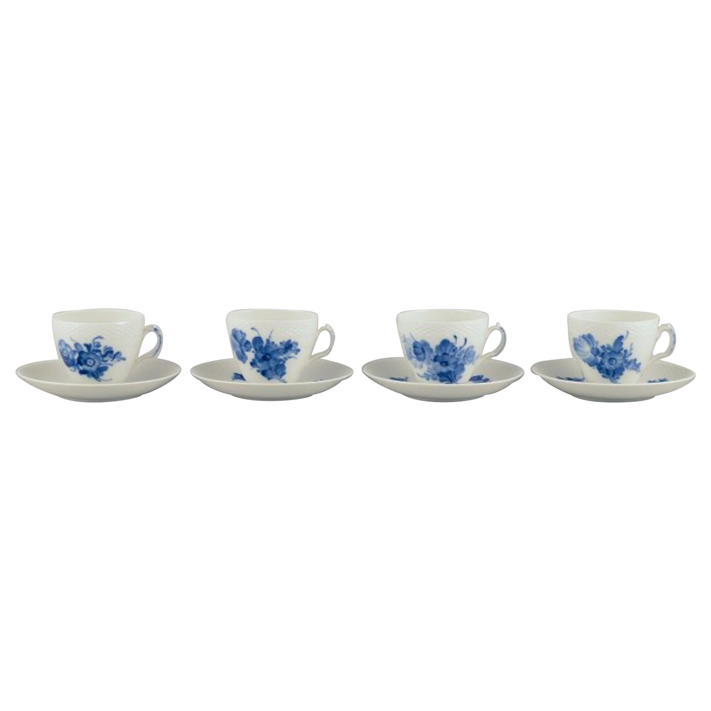 Royal Copenhagen, Flor Azul Trenzada, cuatro tazas de café con platito.