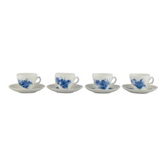 Royal Copenhagen, tressée à la fleur bleue Quatre tasses à café et soucoupes en porcelaine