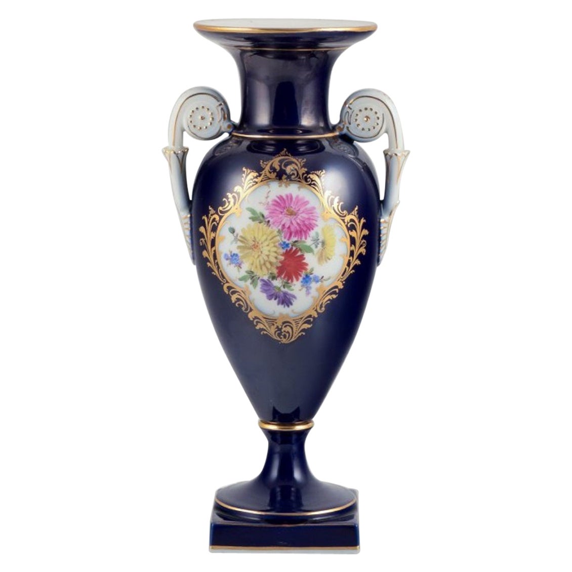 Meissen, Allemagne. Vase en porcelaine de Sèvres Bleu. Motifs floraux polychromes.