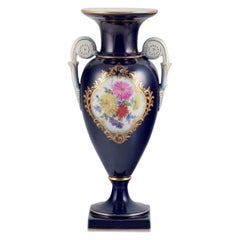 Meissen, Allemagne. Vase en porcelaine de Sèvres Bleu. Motifs floraux polychromes.