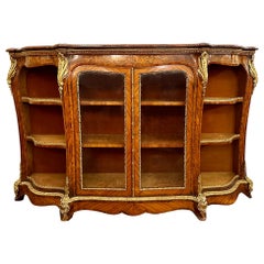 Antigua credenza inglesa de nogal veteado montada en ormolu, circa 1870.