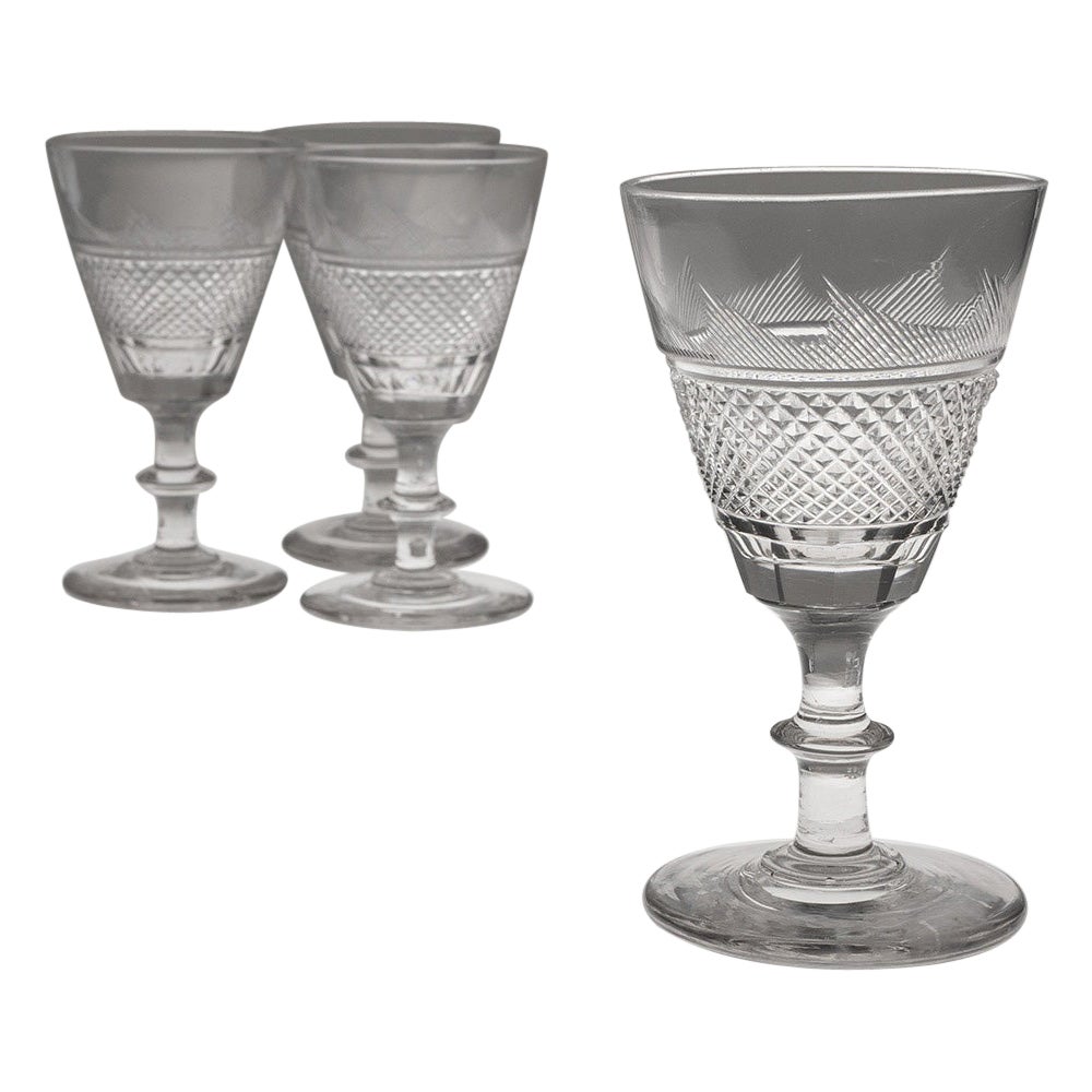 Juego de cuatro copas de vino antiguas de cristal tallado c1850 en venta