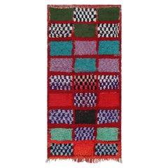 Tapis de couloir marocain rouge à motifs géométriques, de Rug & Kilim