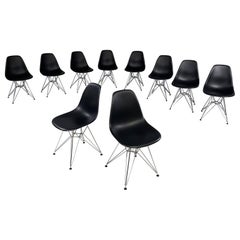 Sillas modernas italianas de plástico negro de Charles and Ray Eames para Vitra, 2017
