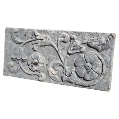 Pequeña placa en bajorrelieve de piedra caliza tallada procedente de Italia