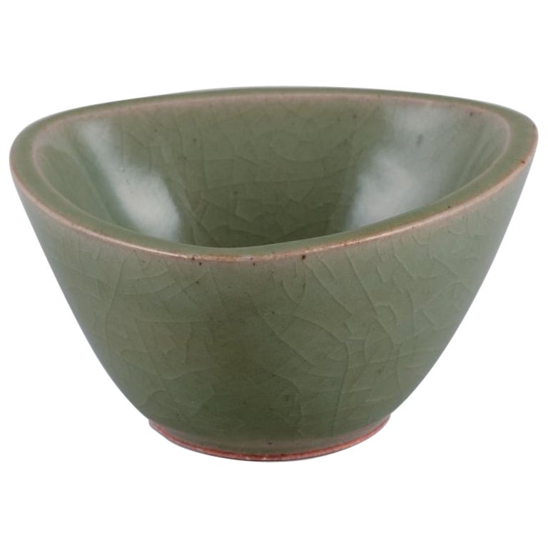 Jais Nielsen für Royal Copenhagen. Keramikschale in grüner Glasur. Von 1946