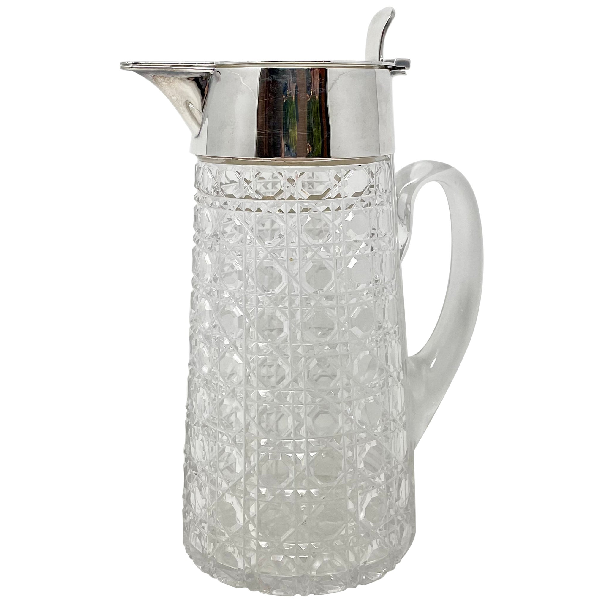 Antigua jarra de agua inglesa de cristal tallado y chapa de plata, circa 1900. en venta