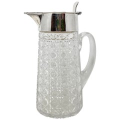 Antigua jarra de agua inglesa de cristal tallado y chapa de plata, circa 1900.