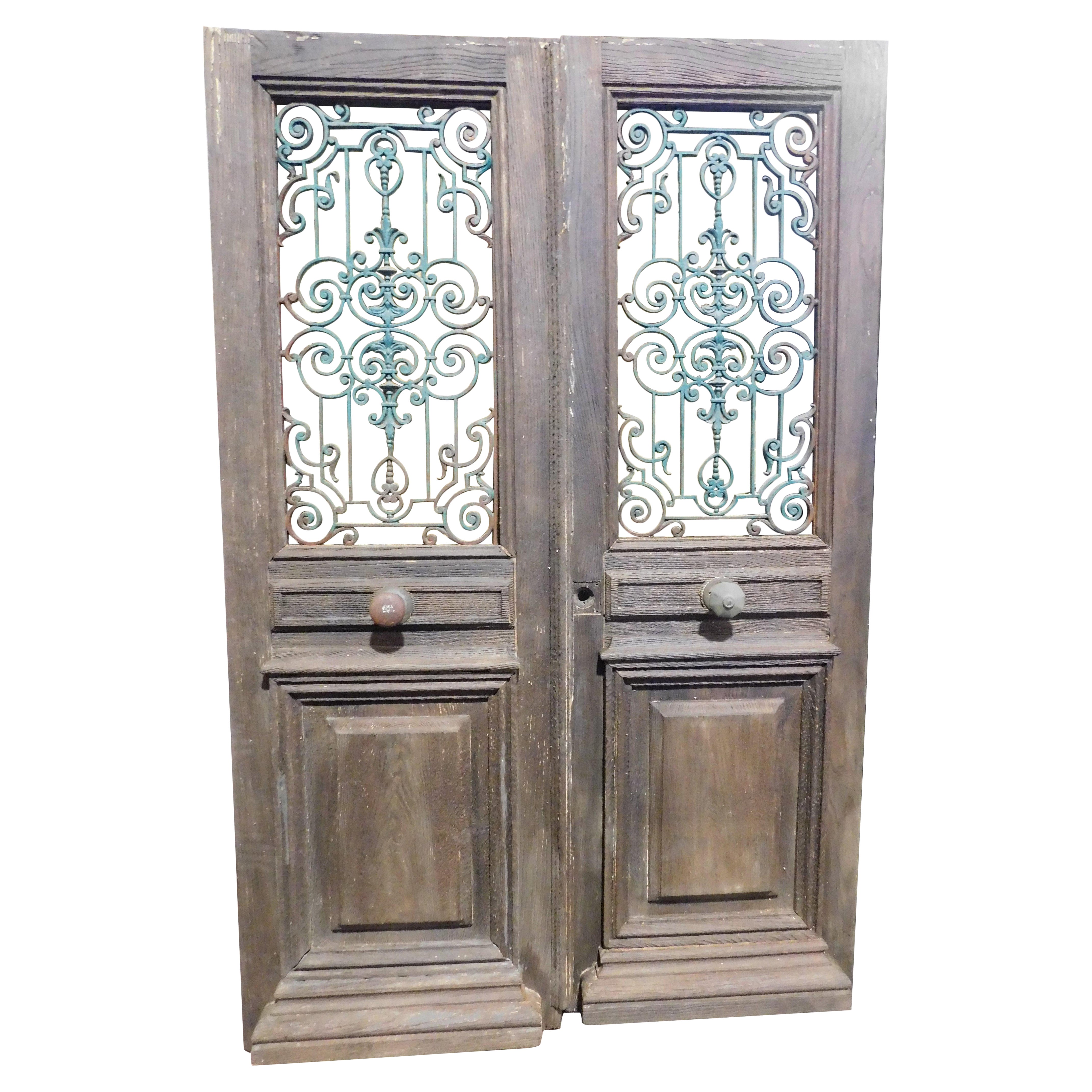 Puerta de entrada, puerta principal de madera de roble, dos puertas, con reja de hierro verde, Italia