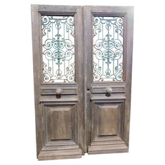 Puerta de entrada, puerta principal de madera de roble, dos puertas, con reja de hierro verde, Italia