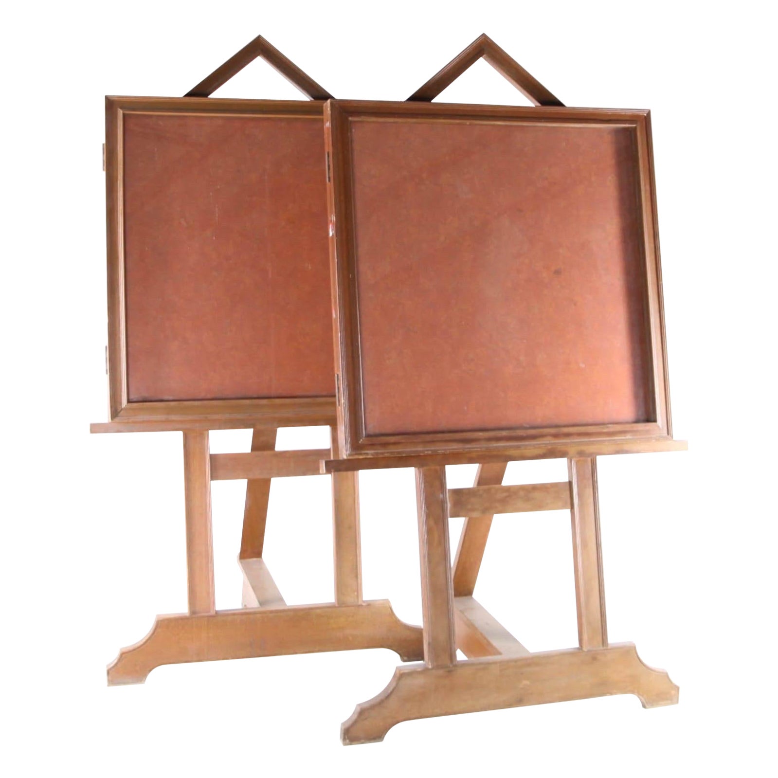 Pareja grande de vitrinas de madera