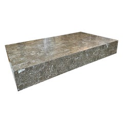 Großer niedriger Couchtisch aus grauem Mosaikmarmor von Maitland Smith