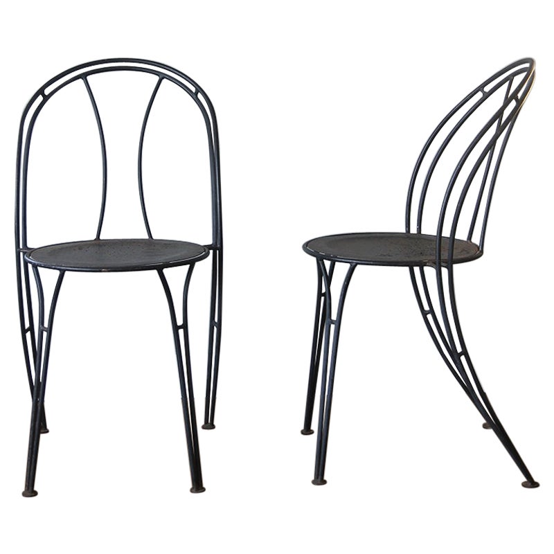 Paar dunkelblaue Metallstühle mit bogenförmiger Rückenlehne im Angebot