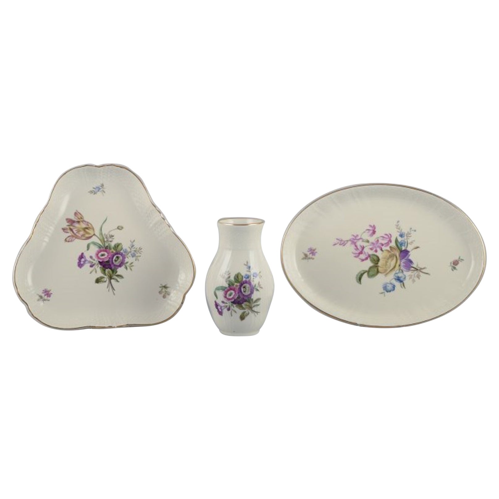 Royal Copenhagen "Frijsenborg". Dos platos y un jarrón de porcelana.
