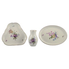 Royal Copenhagen "Frijsenborg". Dos platos y un jarrón de porcelana.