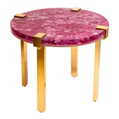 The Pedestal table en résine avec inclusions et laiton plaqué or.