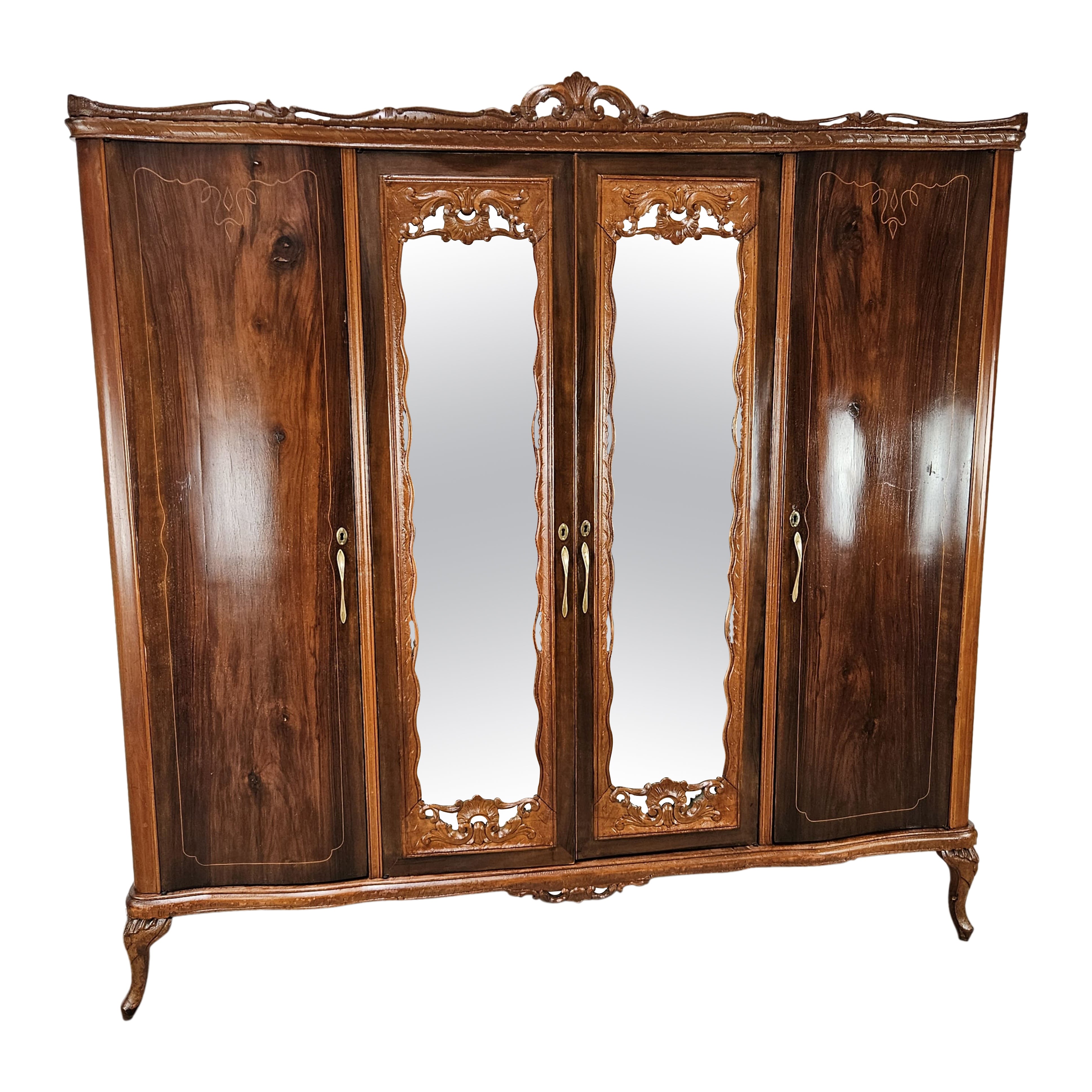 Armoire à quatre portes en noyer et érable, style Chippendale, années 1930 20e siècle