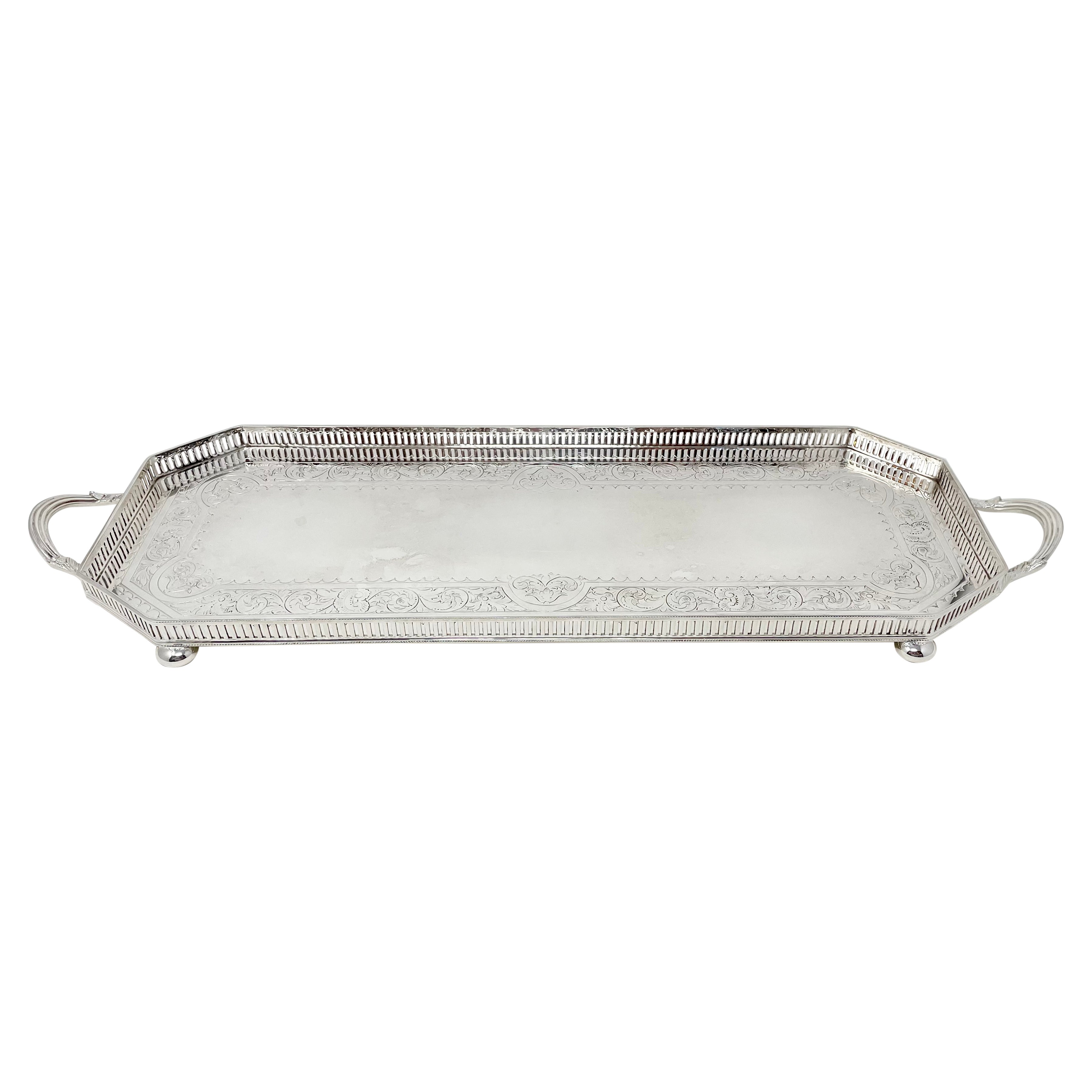 Bandeja de plata inglesa antigua con pie y galería Circa 1880 en venta