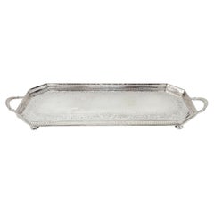 Bandeja de plata inglesa antigua con pie y galería Circa 1880