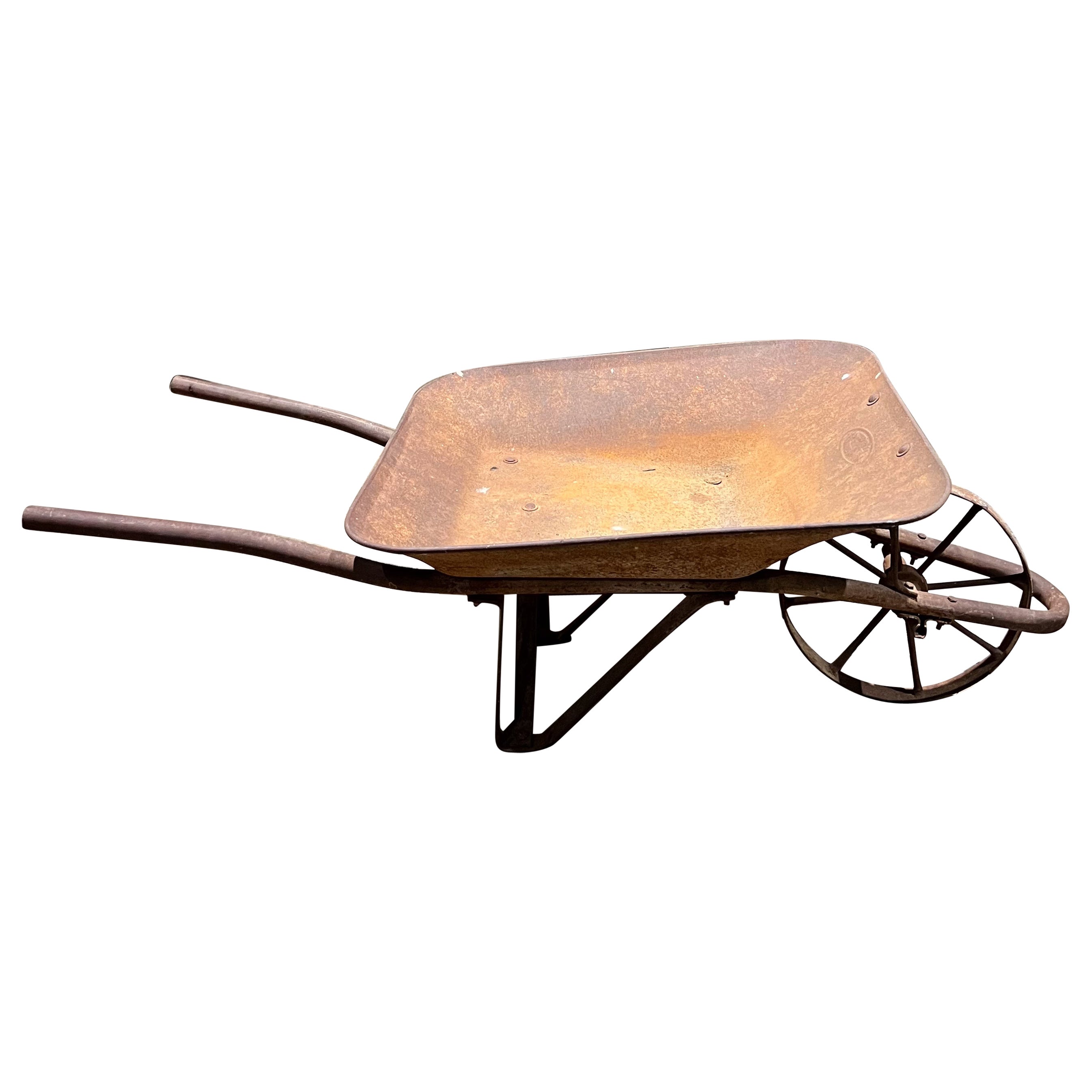 Rustikaler Vintage-Gartenwagen aus Metall mit wheelbarrow-Muster