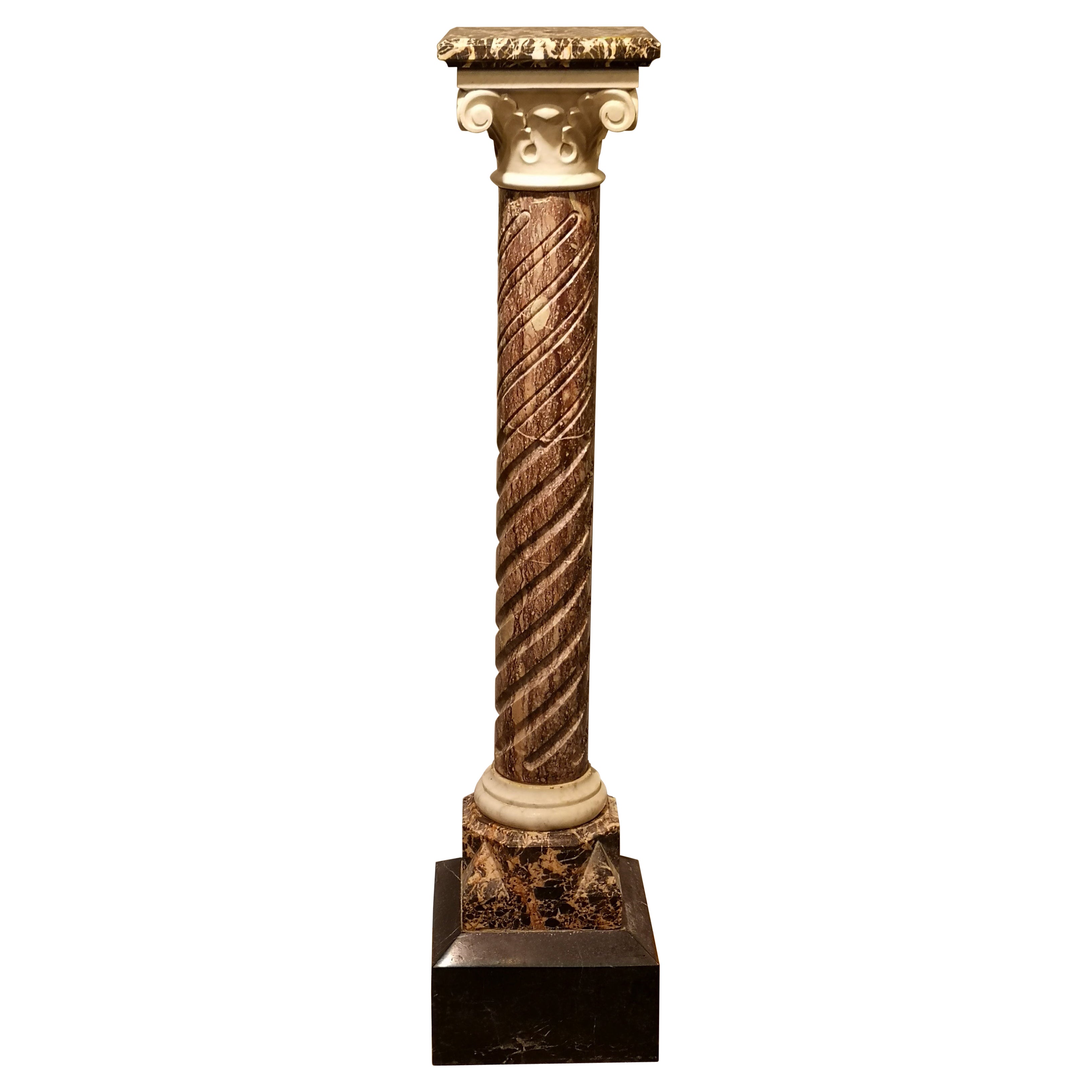 Eine dekorative, mehr facettierte Marmorsäule im gotischen Stil, Mitte des 19. Jahrhunderts