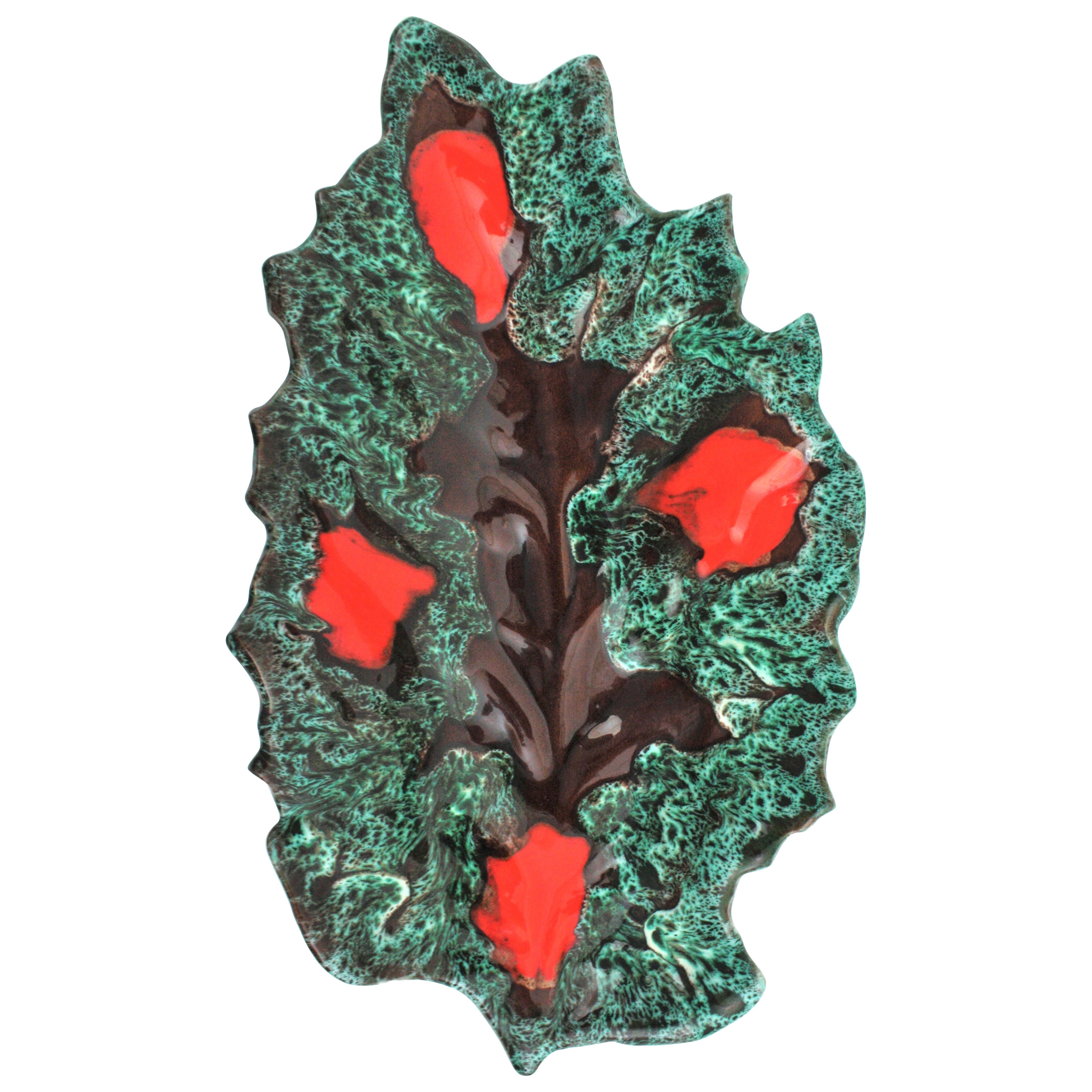 Grande piatto o ciotola da centrotavola in ceramica maiolicata francese di Vallauris AM, anni '50 in vendita