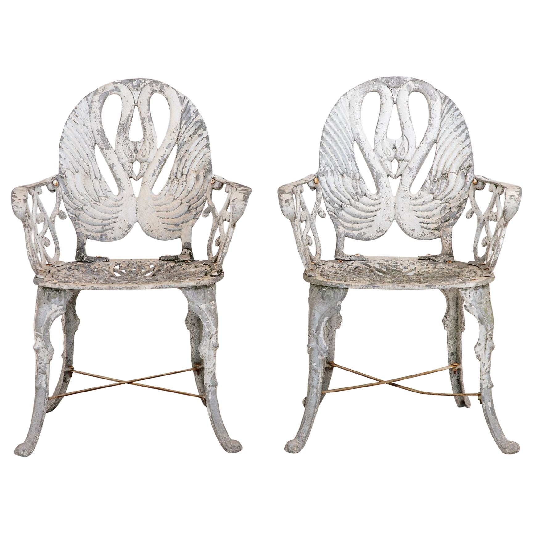 Paire de fauteuils de jardin en aluminium à dossier de cygne peints en blanc, Suède, années 1960