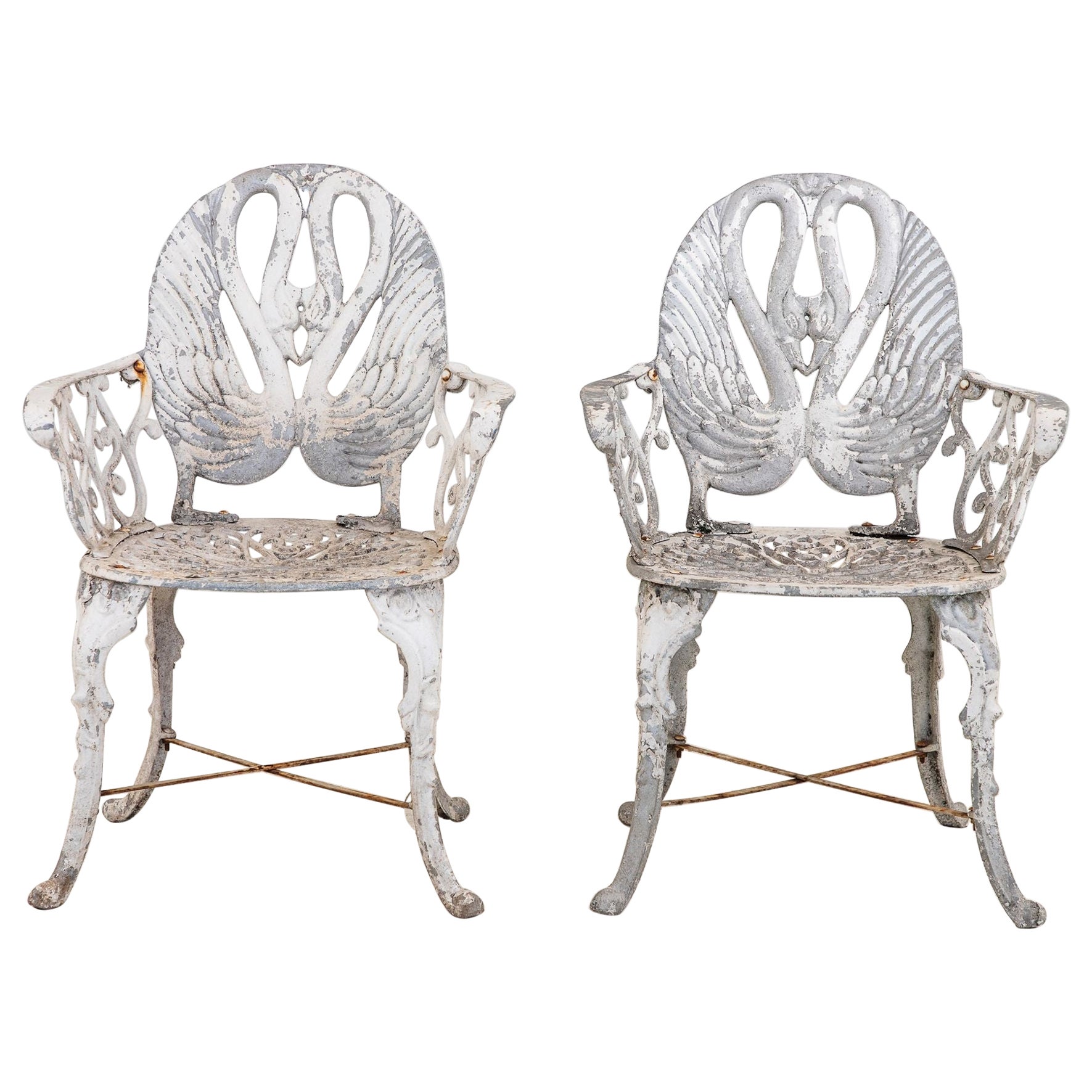 Paire de fauteuils de jardin en aluminium à dossier de cygne peints en blanc, Suède, années 1960