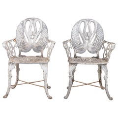 Paire de fauteuils de jardin en aluminium à dossier de cygne peints en blanc, Suède, années 1960