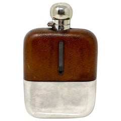 Grande gourde anglaise ancienne en métal argenté, cuir et verre, Circa 1900.