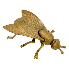 Posacenere da mosca in metallo vintage con coperchio a ribalta 1950 Italia , Figurina di mosca, metà del 20° secolo