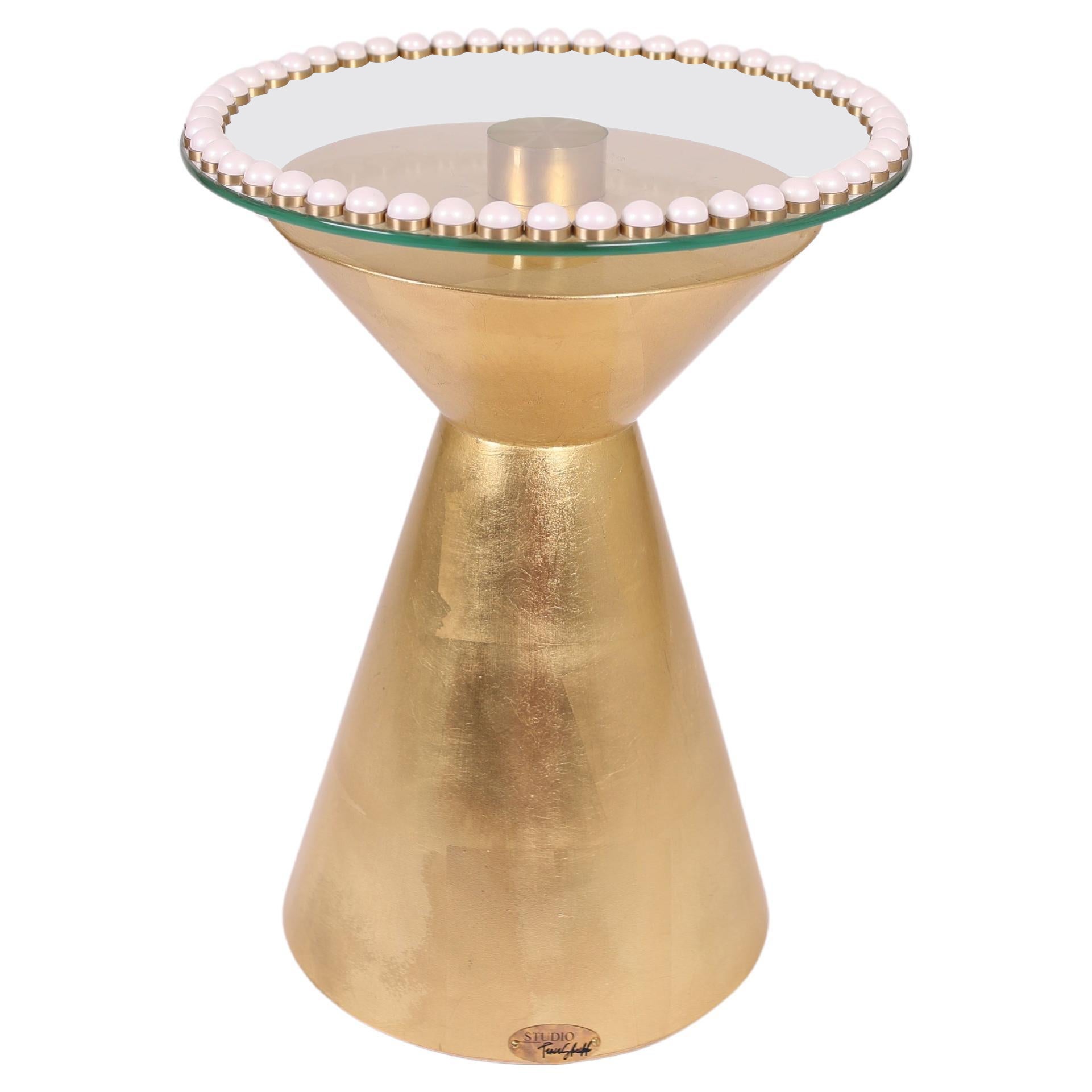 Table d'appoint artisanale en feuilles d'or bordée de laiton et ornée de perles