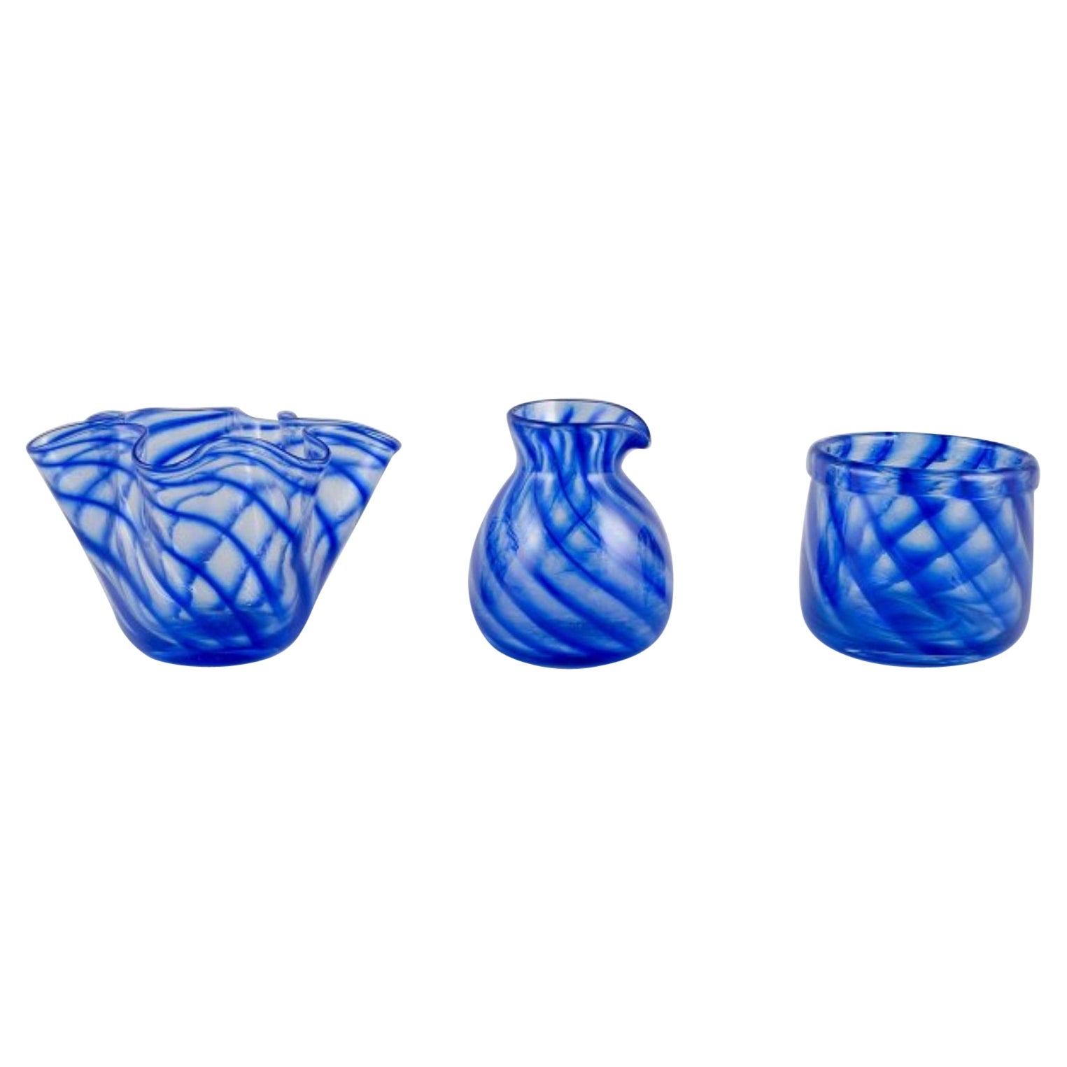 Glashytten, Nykøbing Sjælland, Dänemark. Schale, Vase und Krug aus Kunstglas. im Angebot