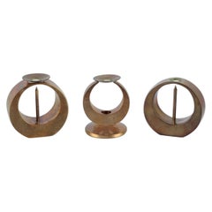 Arthur Pe per Kolbäck, Svezia. Tre candelabri in ottone. Circa 1970.