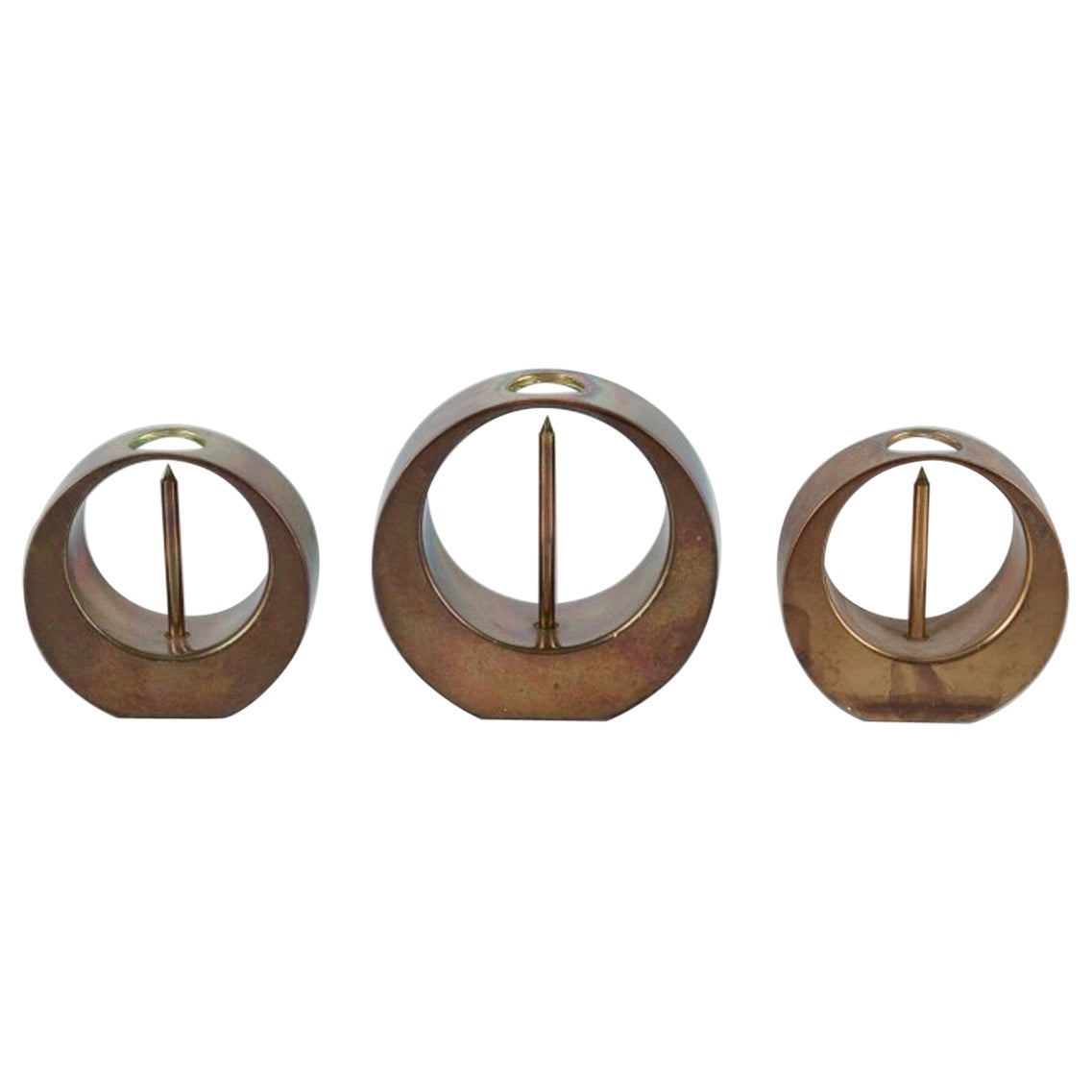 Arthur Pe para Kolbäck, Suecia. Tres candelabros pequeños de latón. Desde alrededor de 1970. en venta