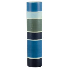 Carl-Harry Stålhane per Rörstrand, Svezia. Vaso in ceramica "Tema" alto e sottile.