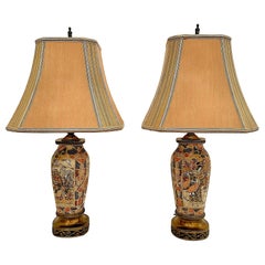 Paire de lampes et d'abat-jour japonaises anciennes en porcelaine de Satsuma, vers 1890-1900.
