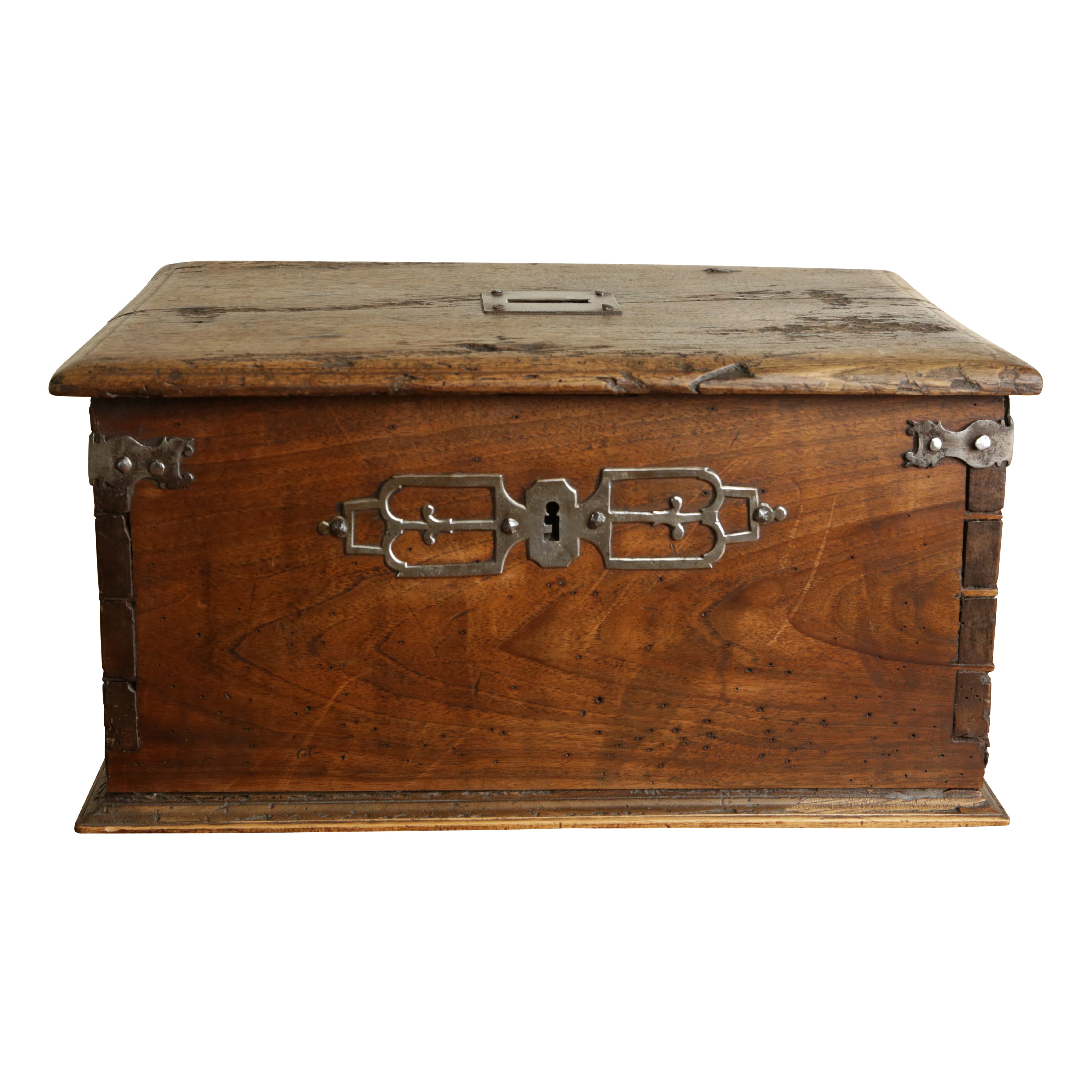 Boîte d'aumône française Louis XIII/XIV en noyer et acier, vers 1670-1700 en vente