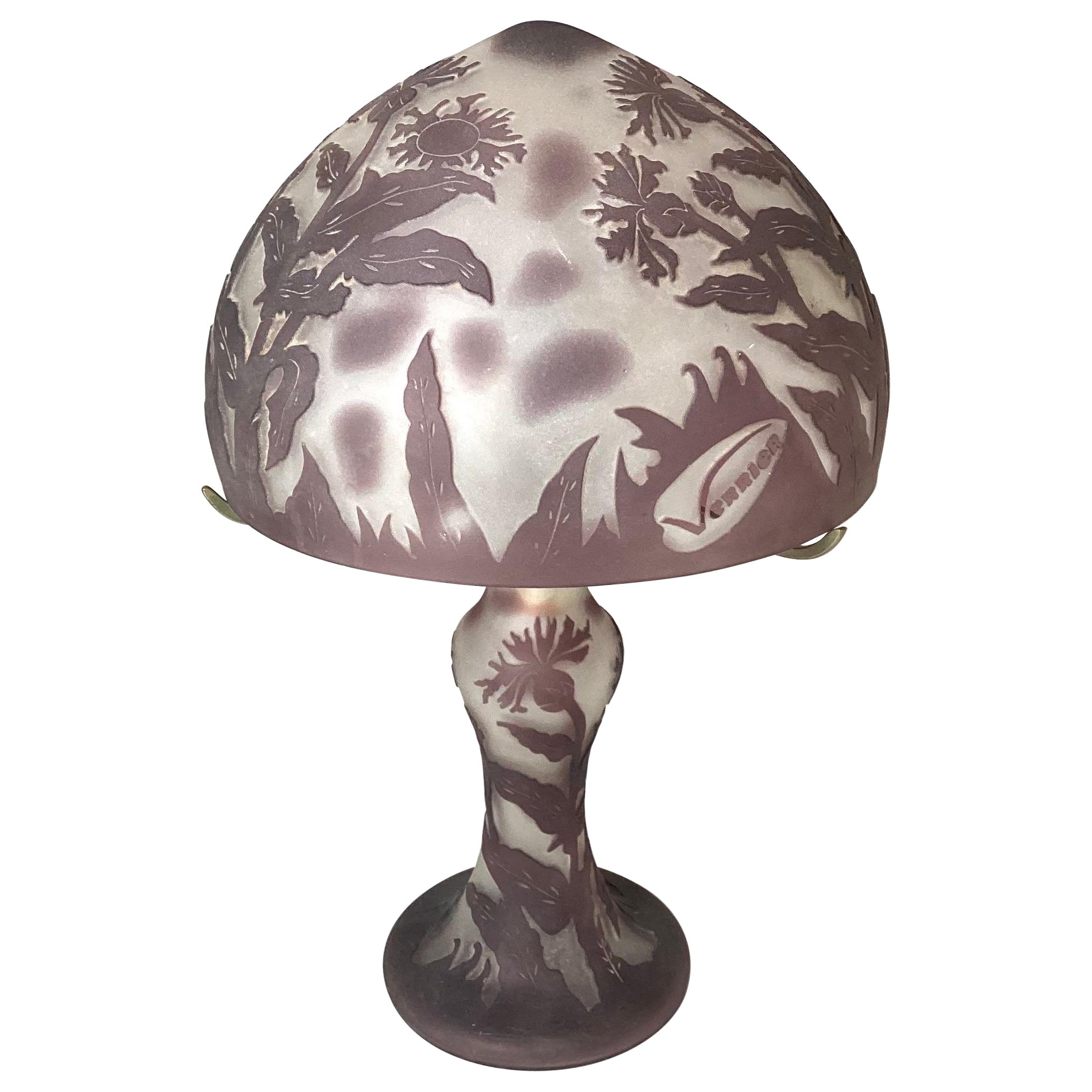 Lampe Art Déco en verre camée  par Verrier