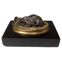 Un Conejo de Bronce Tamaño Gabinete Diminuto