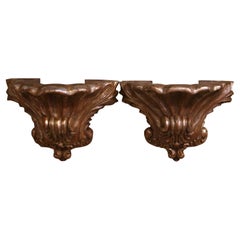 Pareja de consolas de pared de madera dorada tallada Luis XV del siglo XIX procedentes de Provenza