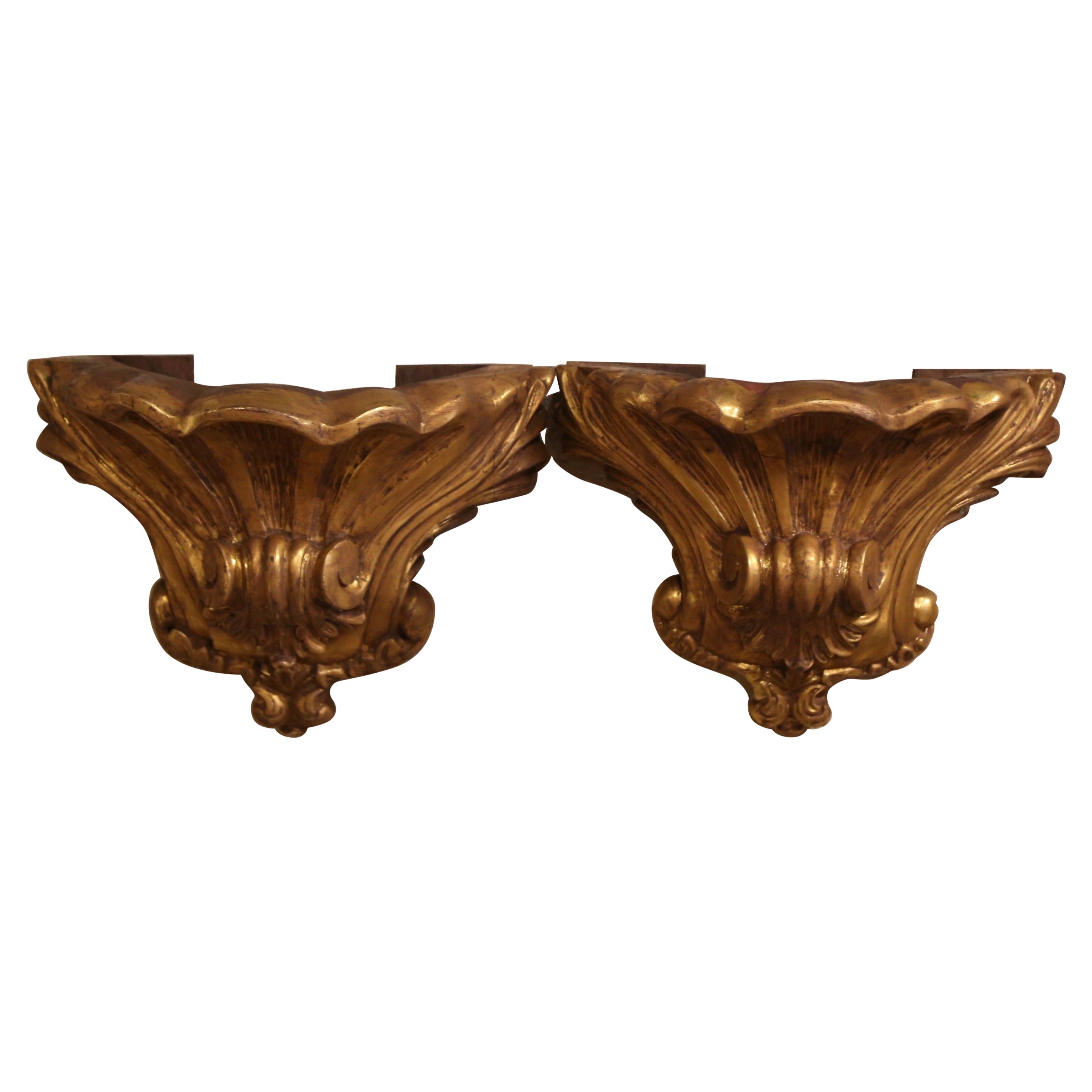 Pareja de consolas de pared de madera dorada tallada Luis XV del siglo XIX procedentes de Provenza