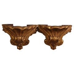 Pareja de consolas de pared de madera dorada tallada Luis XV del siglo XIX procedentes de Provenza