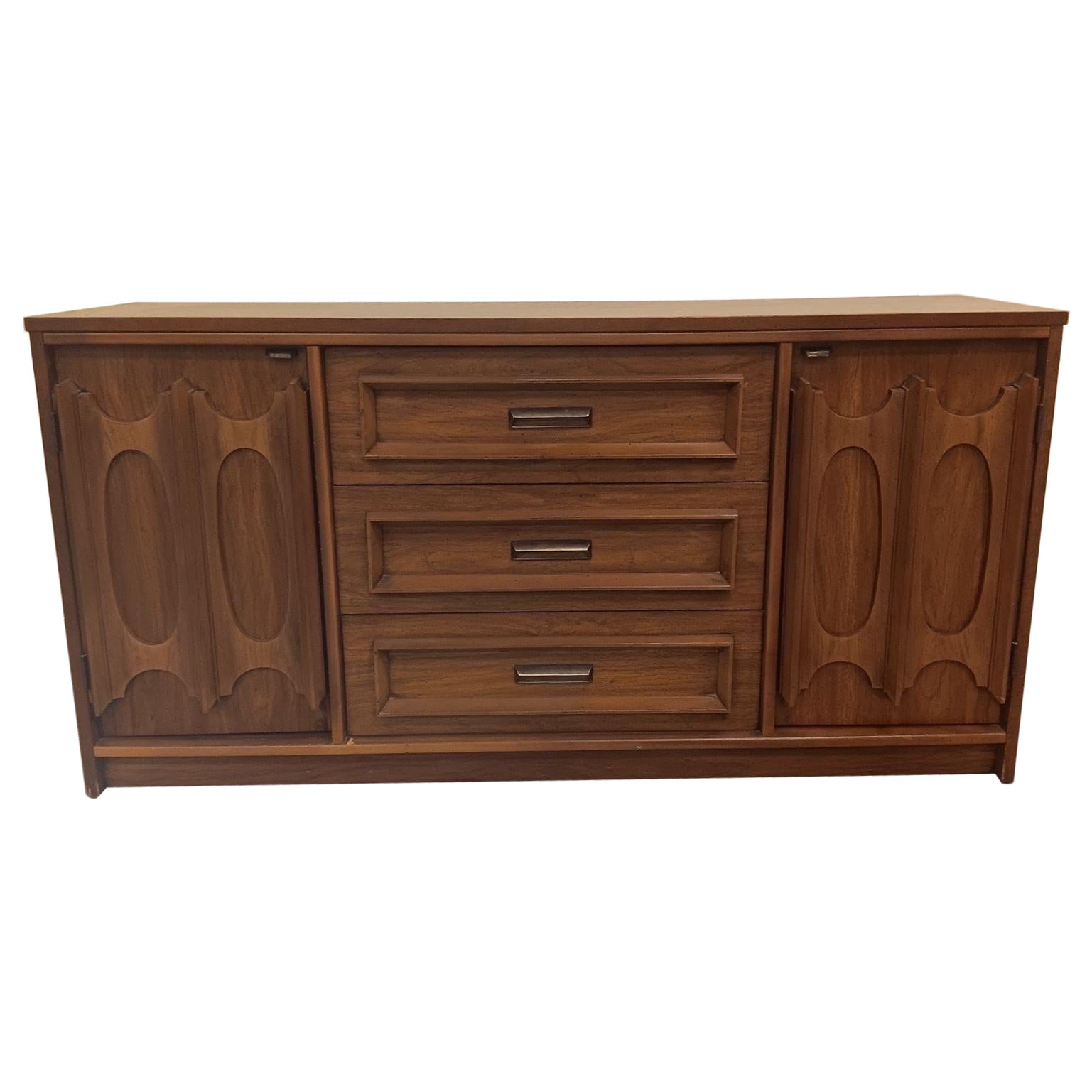 Crédence/commode à 2 portes en noyer de style moderne du milieu du siècle par Bassett ' Prestige '