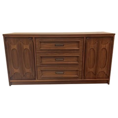 Crédence/commode à 2 portes en noyer de style moderne du milieu du siècle par Bassett ' Prestige '