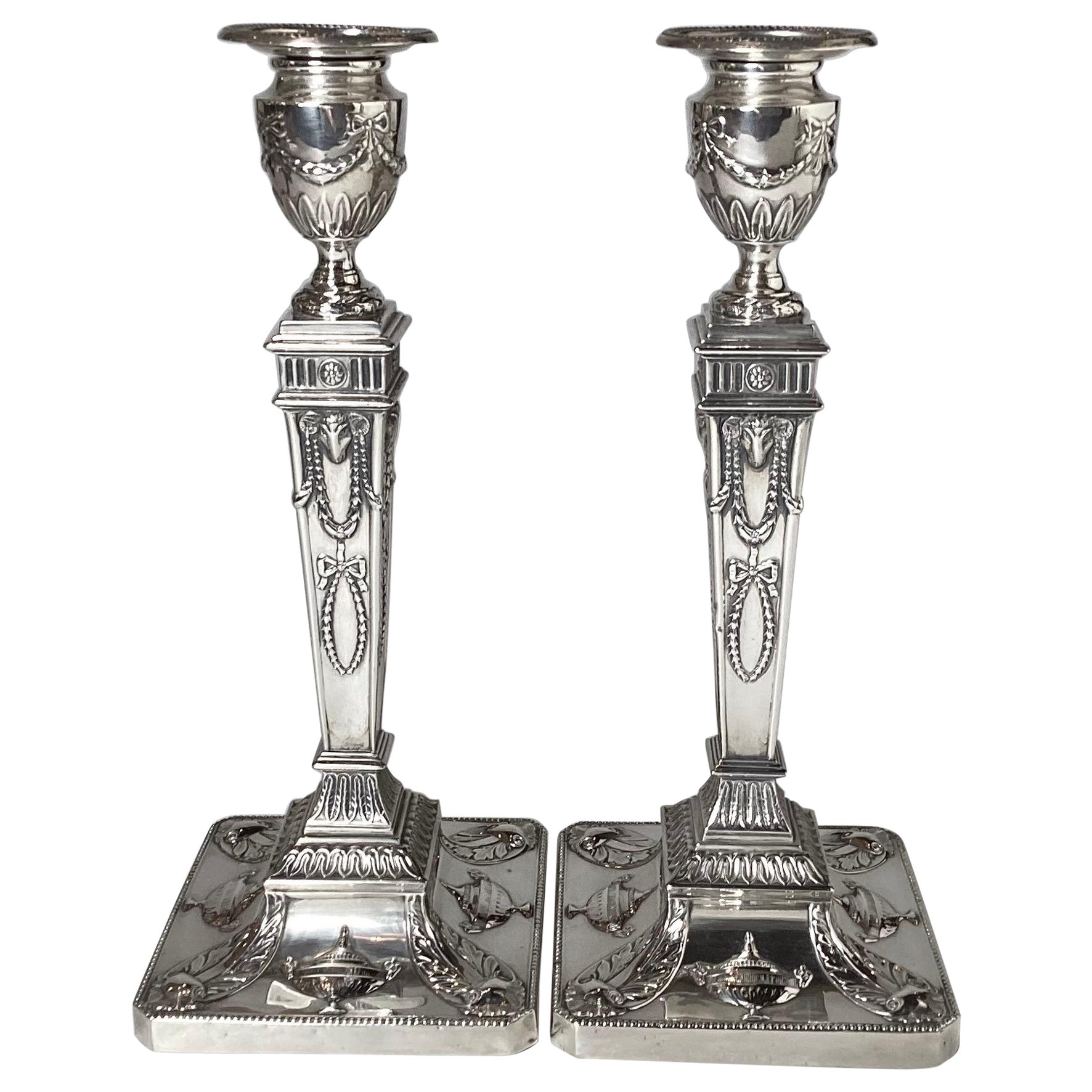 Paire de chandeliers néoclassiques en argent sterling décorés d'urnes