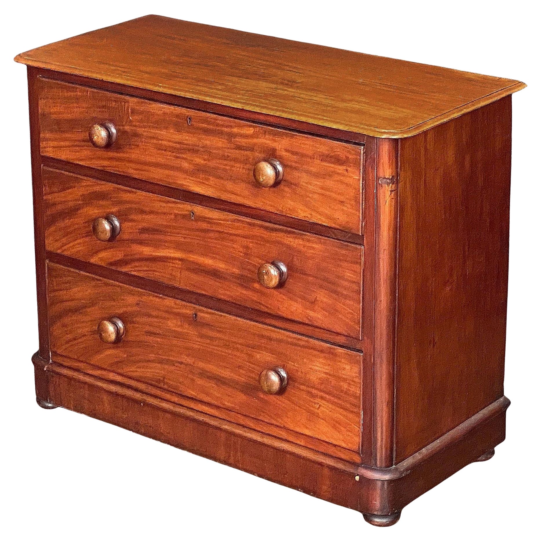 English Chest of Drawers or Dresser Cabinet of Mahogany from the Edwardian Era